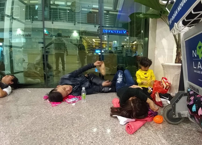 Nghìn người hành xác ở sân bay Tân Sơn Nhất rạng sáng 27 Tết